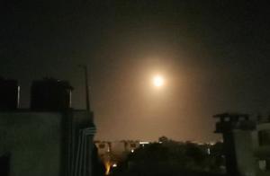 叙利亚首都16日晚再遭导弹袭击 记者拍下爆炸瞬间