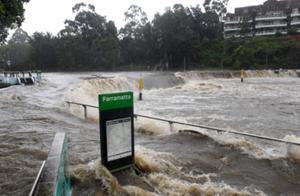 澳大利亚遇百年一遇洪水：整栋房屋被冲走 居民划皮艇出门