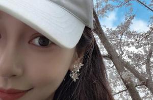 The person is more beautiful than the flower! Angelababy basks in oriental cherry half face pats ski