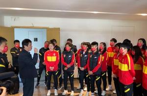 Reporter: Chinese women football sets out go to Korea to enter abstruse preliminary contest, old Qu