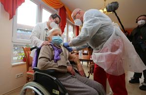 欧盟国今开打新冠疫苗德国匈牙利提前偷跑！101岁奶奶率先接种