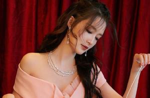 李沁身着粉色公主裙亮相，出逃剧组第一天心情大好