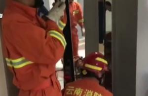 七人被困电梯，消防破拆救人