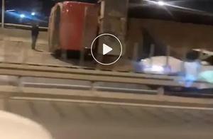 武汉官方通报：货车侧翻致三环线长丰桥一根架梁受损，司机已被控制