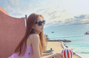 Li Yitong Hainan goes vacationing the beach is illuminated