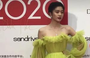 ELLE风尚大赏未修图流出，张雪迎黑了两度戚薇的腿粗了三圈