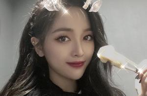 吴宣仪的麋鹿妆又惊艳了时尚圈，不愧是可爱系代表，穿牛仔也甜美
