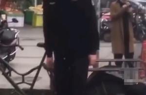 城管踩碎摊贩的马蹄，摊贩边捡边赔笑，官方：涉事人员被停职检查