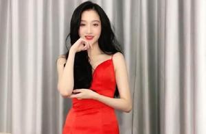 Guan Xiaotong basks in the video that occupy the home, wear red garment skirt with shoulder-straps n