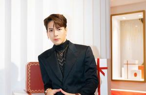 男明星又翻起“西装浪”！王嘉尔黑西装性感男人，TF三子稍显稚嫩