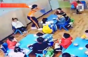 一幼儿园男孩追着砸凳子，老师隔空一把接住：用手抓饭批评了他