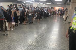 昨天上海地铁九号线打浦桥站安检排了四五十米的人！暴雨遇上晚高峰的节奏