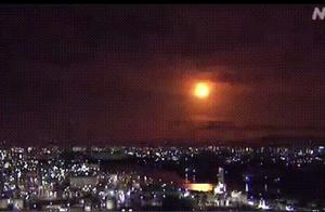巨大火球照亮整个日本天空，流星降落犹如末日电影