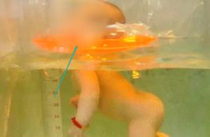 满月女婴在外婆监护下游泳窒息身亡，直到父亲回家后才发现