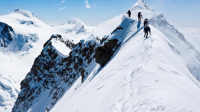 梦见自己爬陡山崖