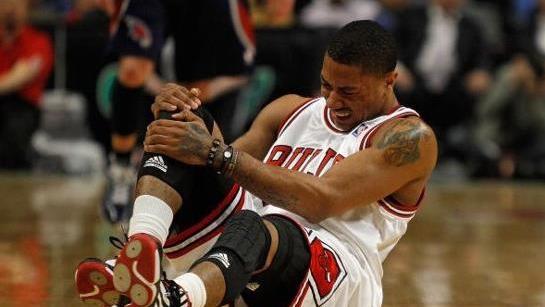 打篮球时受伤了