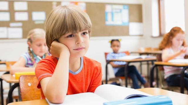 学校给犯错的学生停课是解决学生问题的最好办法吗