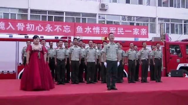诗朗诵向军旗敬礼