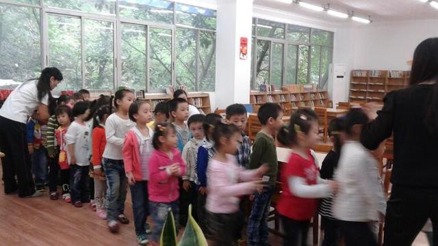 小班左右交替跳活动教案