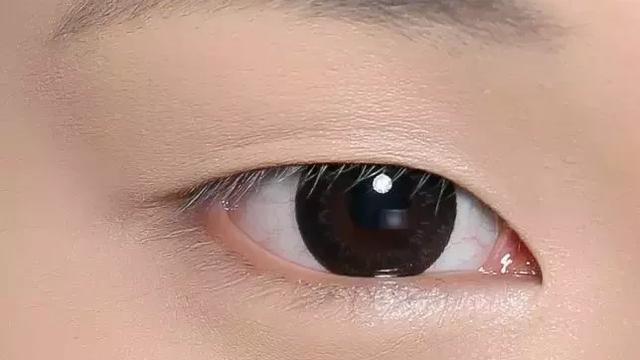 化妆使眼睛变大的方法