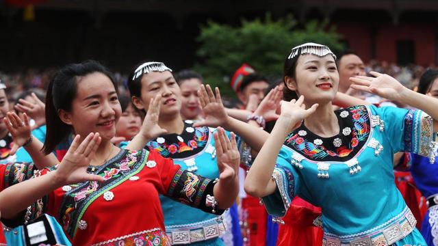 赞美苗族文化诗句