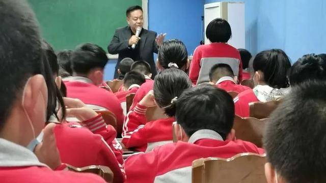 童年小学四年级作文