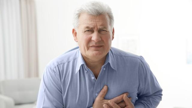 心源性胸闷——为劳累后胸闷,呼吸困难,或夜间阵发性呼吸困难,患者可