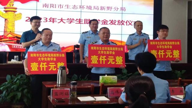申请助学金辅导员评语