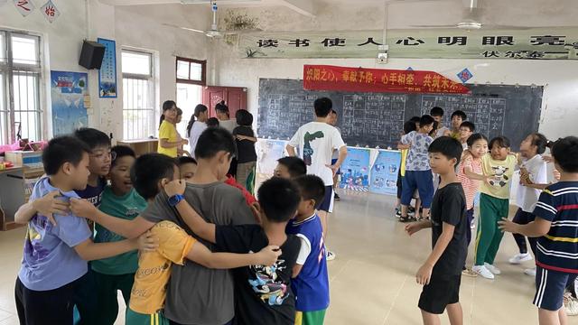 幼儿游戏教案：喊数抱团