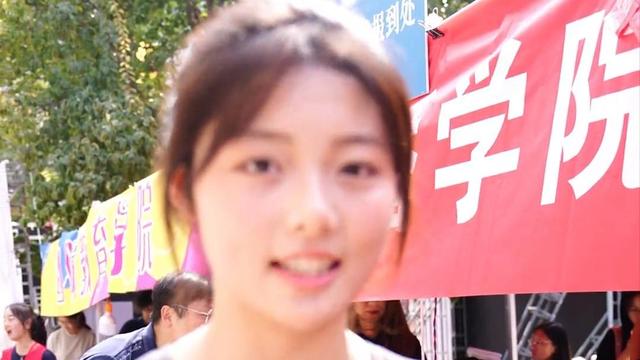 上大学简单大方自我介绍精选