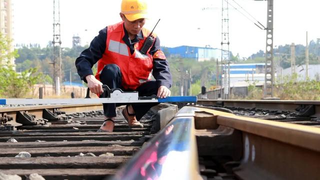 铁路先进个人事迹材料范文