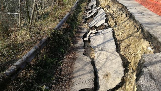 浅谈滑坡勘查过程中滑动面(带)的确定