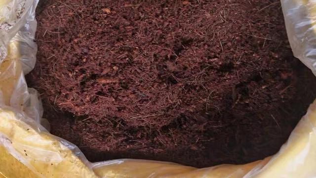 种苗培育草炭土:些产品以纯苔藓泥炭与蛭石混合配制为主,加入湿润剂与