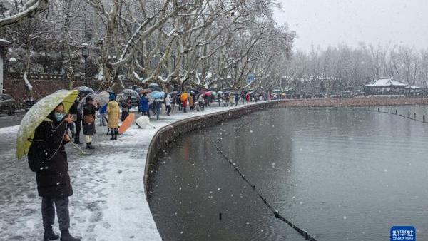 描写西湖雪景的句子是