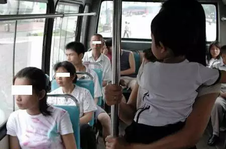 公交车上一对母女的行为，给所有人上了一课！