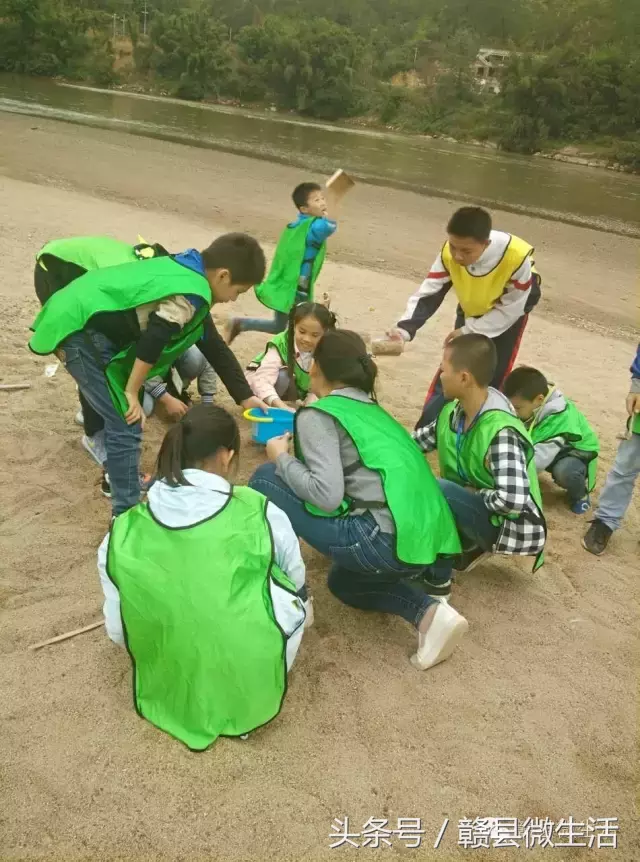 赣县这群孩子真会玩 挖红薯、烧烤、沙雕、水球游戏