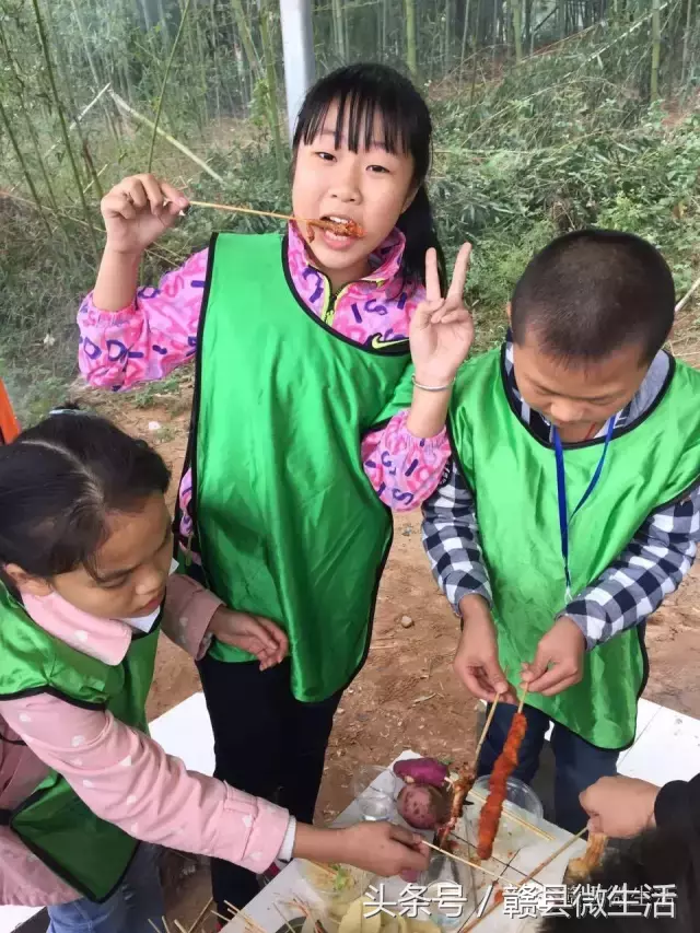 赣县这群孩子真会玩 挖红薯、烧烤、沙雕、水球游戏
