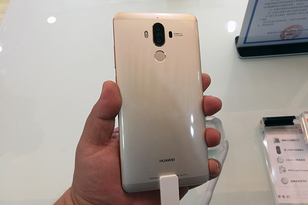 华为公司Mate9中国发行真机感受 黑框下挫、有二种外壳