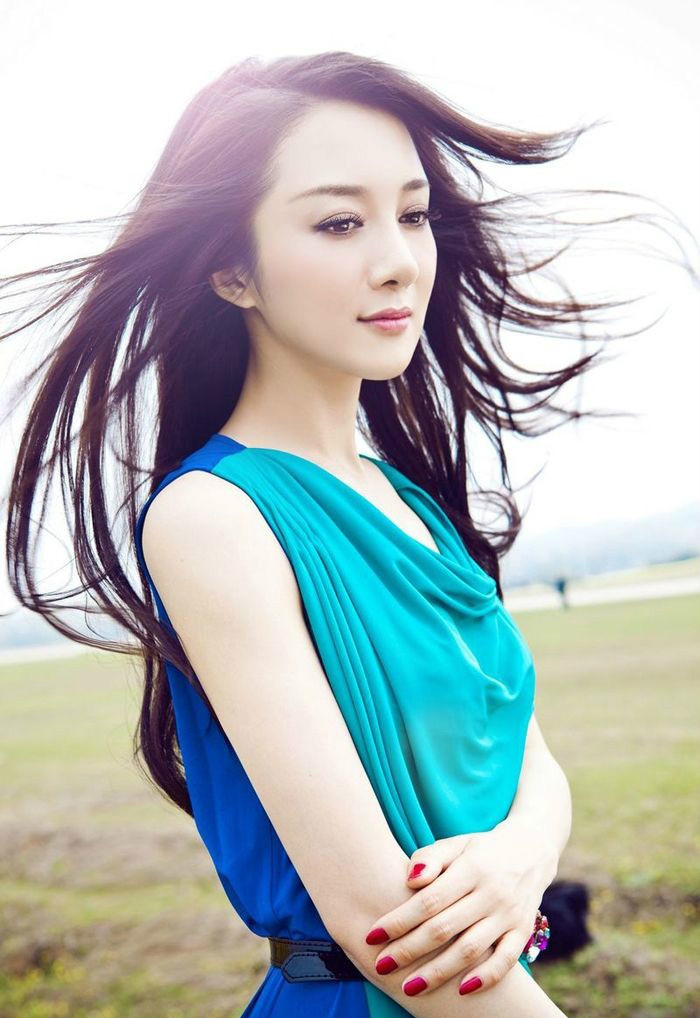她被誉为甜美小花旦，和杨洋主演新洛神惹争议，拍新戏洗澡3天