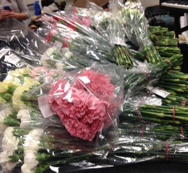 高中生买900朵花送给全校女生，他女友知道后说出让人惊讶的话