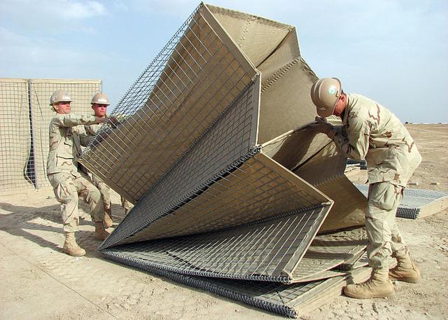 沙袋已被抛弃，解放军开始学习美军使用海斯科金属网堡垒工事