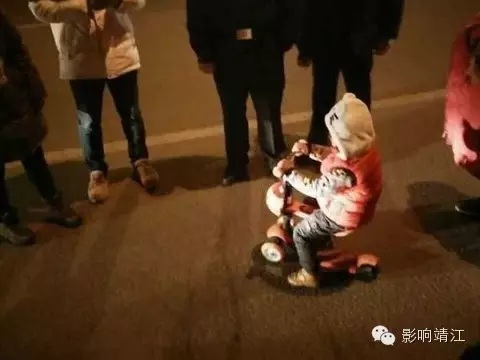 闹市区三岁小男孩骑儿童车独自离家2公里，市民遇到报警