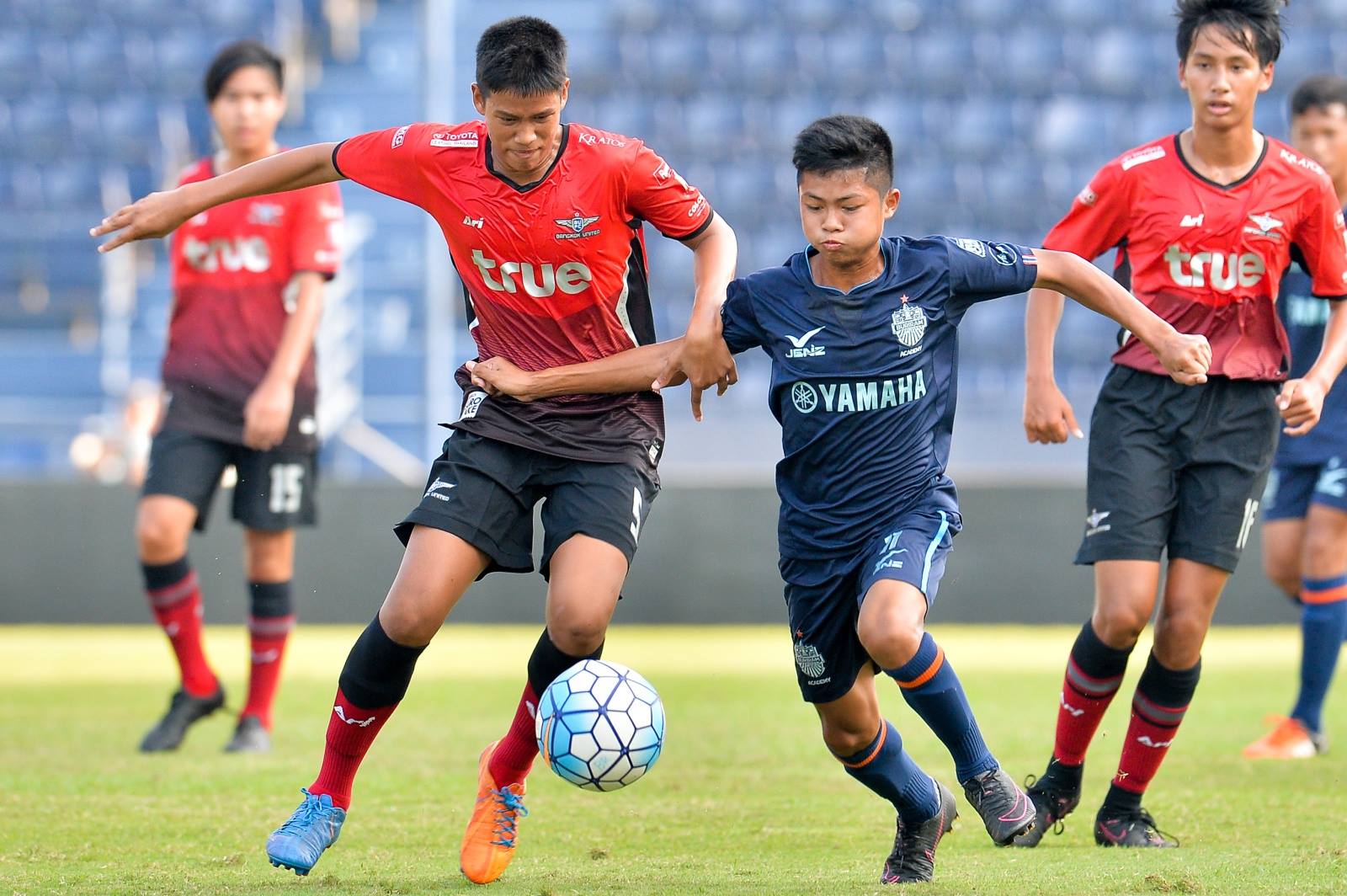 武里南联队小球员的联欢活动专业的青训教练配置,使得武里南联近些年