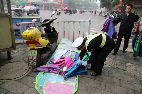 东乡交警开展摩托车电动车“清伞”行动1500余把遮阳伞被销毁
