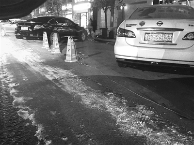 山东枣庄商家路障霸占停车位 市民遭遇停车难