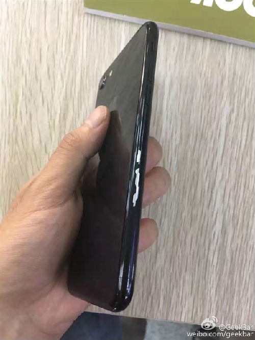 iPhone 7亮黑不带套？这就是你手机上的结局