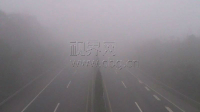 大雾致渝万高速垫江段封道6小时 等候车辆超三百