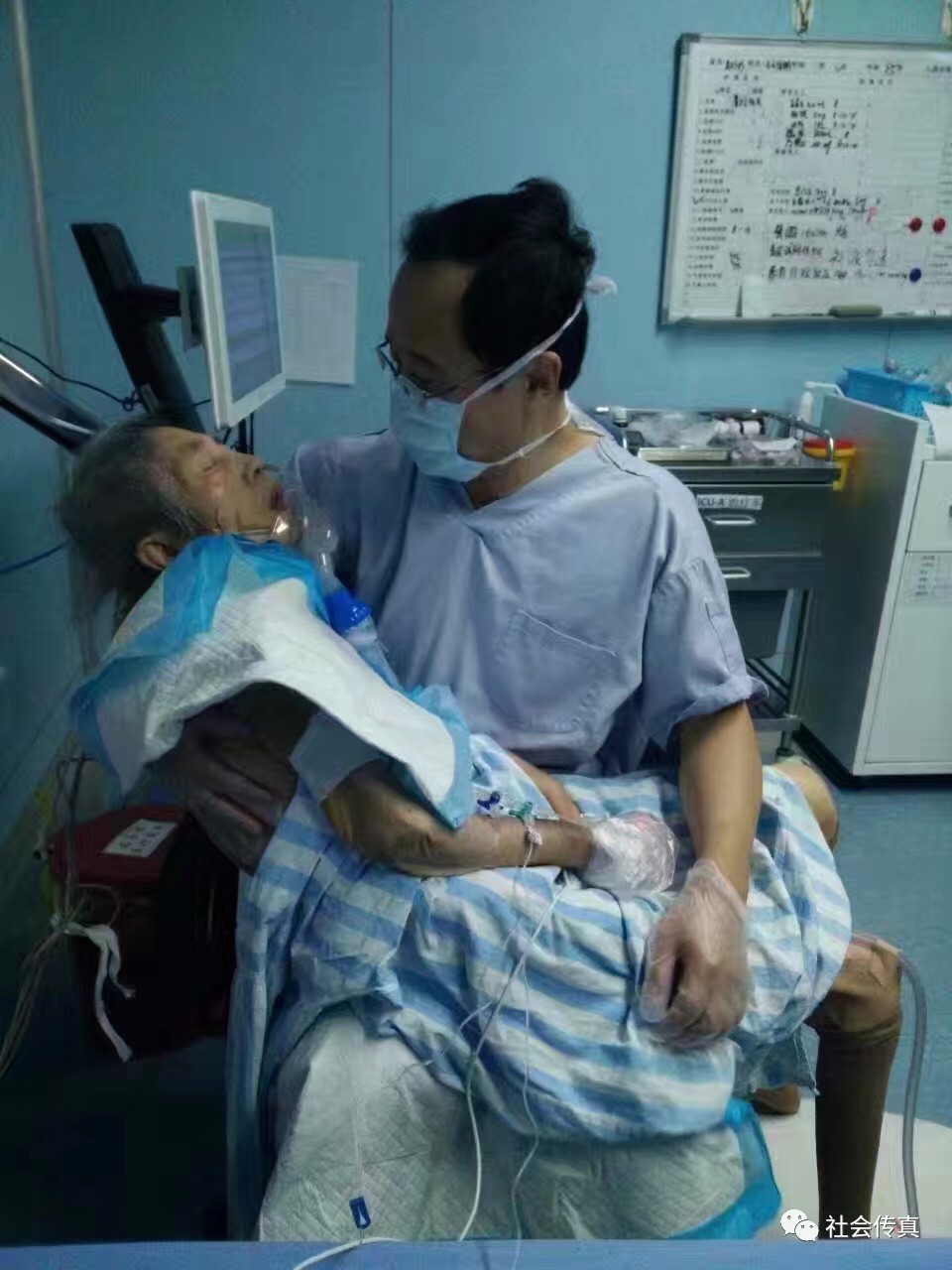 苏州医生怀抱85岁老人感动朋友圈！原来背后的故事是这样的……