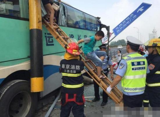 大客车撞断限高架车门被撞烂 多名乘客被困受伤