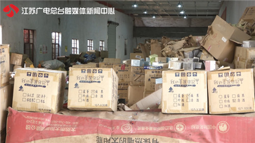 南京销毁560余万元假冒商品 “LV”“茅台”摆满场地